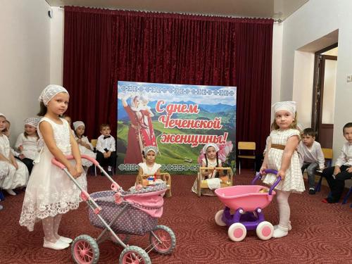 Den-chechenskoj-zhenshhiny-v-starshej-gruppe